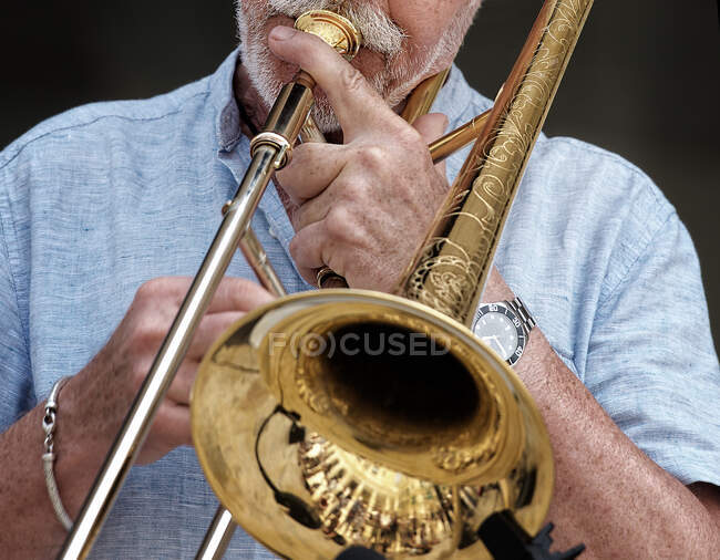 Homme jouant de la trompette — Photo de stock