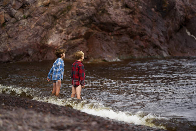 Dos chicos remando en un río, Estados Unidos - foto de stock