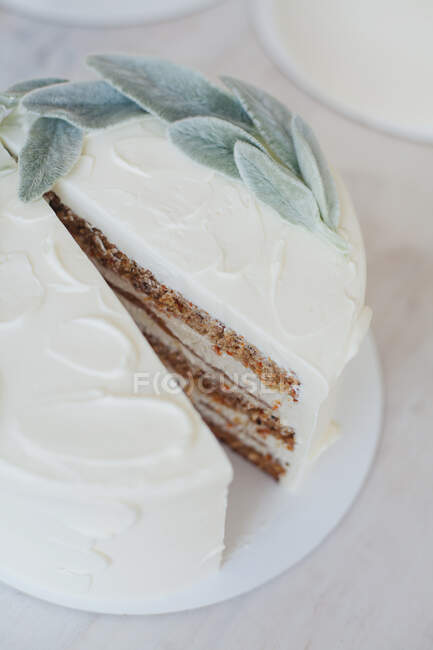 Close-up of a carrot cake cut in half — Stock Photo