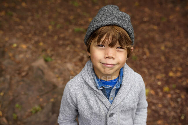 Retrato de un niño sonriente con un sombrero lanudo, Estados Unidos - foto de stock