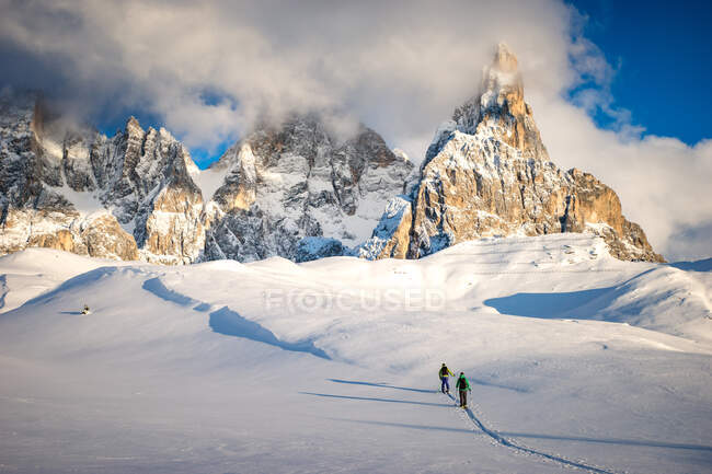 Esquiador esquiando a través de las montañas nevadas, Suiza, Europa - foto de stock