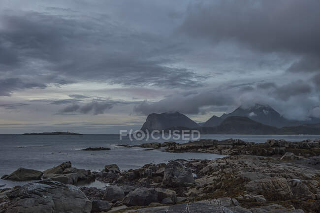 Vista del paisaje costero desde Sandnes, Flakstad, Lofoten, Nordland, Noruega - foto de stock