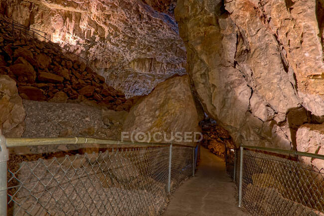 Rock Arch in Grand Canyon Caverns, Peach Springs, Mile Marker 115, Arizona, Vereinigte Staaten — Stockfoto