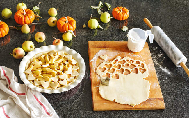 Preparación de pastel de manzana tradicional - foto de stock