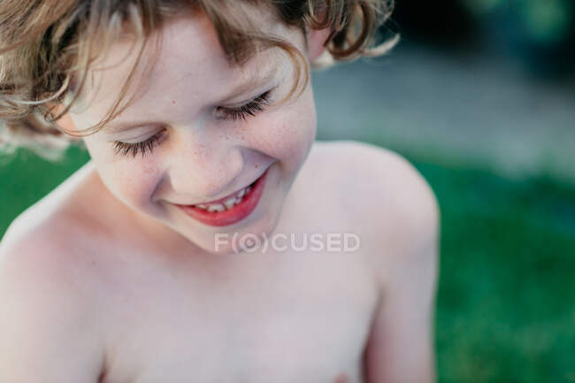 Porträt eines kleinen Jungen, der im Garten lacht — Stockfoto