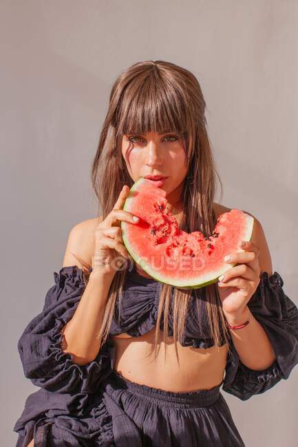Retrato de uma mulher comendo uma melancia — Fotografia de Stock