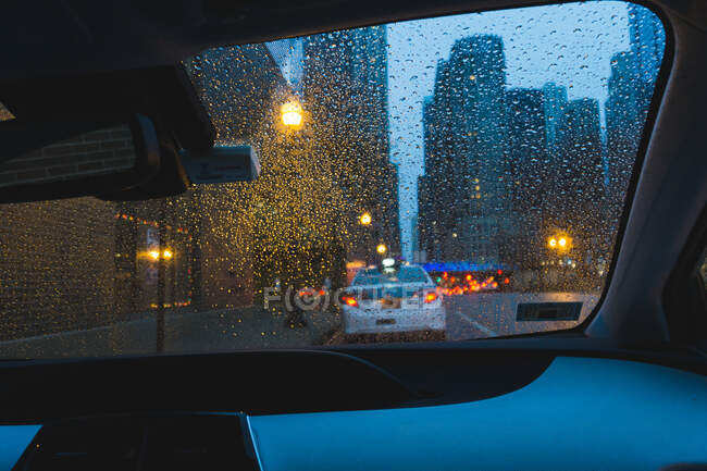 Vista de la ciudad a través de un parabrisas húmedo, Chicago, Illinois, Estados Unidos - foto de stock