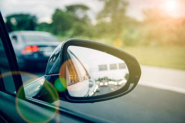 Primer plano de un espejo en un atasco de tráfico, Estados Unidos - foto de stock