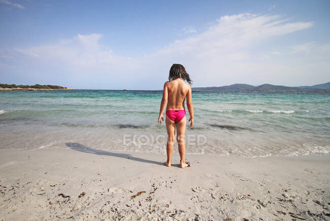 Ragazza sul mare in costume da bagno, Spiaggia di La Cinta, San Teodoro, Sardegna, Italia — Foto stock