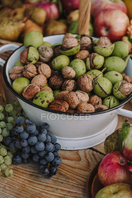 Gros plan sur les noix dans un bol sur une table de jardin, Serbie — Photo de stock