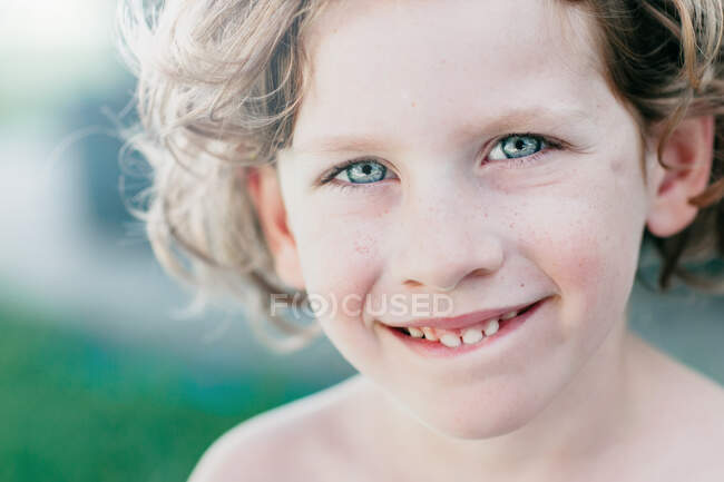 Portrait de sourire petit garçon en plein air — Photo de stock