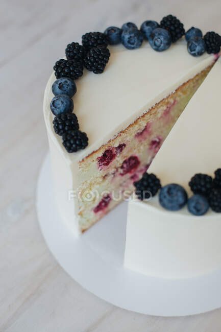 Nahaufnahme eines Kuchens mit Blaubeeren und Brombeeren — Stockfoto