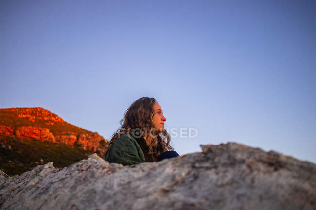 Жінка в скелястій сцені на заході сонця, Стелленбош, Західний Кейп, ПАР. — стокове фото