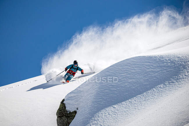 Людина катається на лижах у пороховому снігу, Гаштайн, Зальцбург, Австрія. — стокове фото