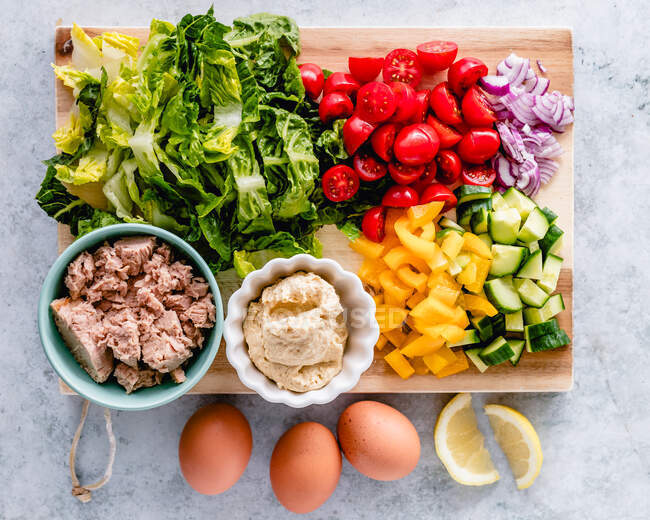 Salade d'oeufs et de thon ingrédients sur une planche à découper — Photo de stock