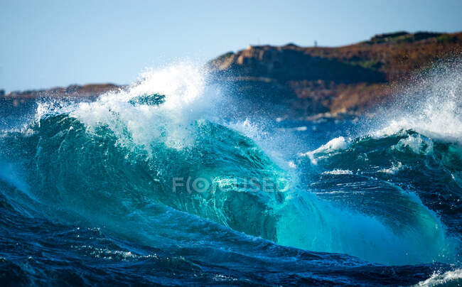Onde che si infrangono sulla costa, Corsica, Francia — Foto stock
