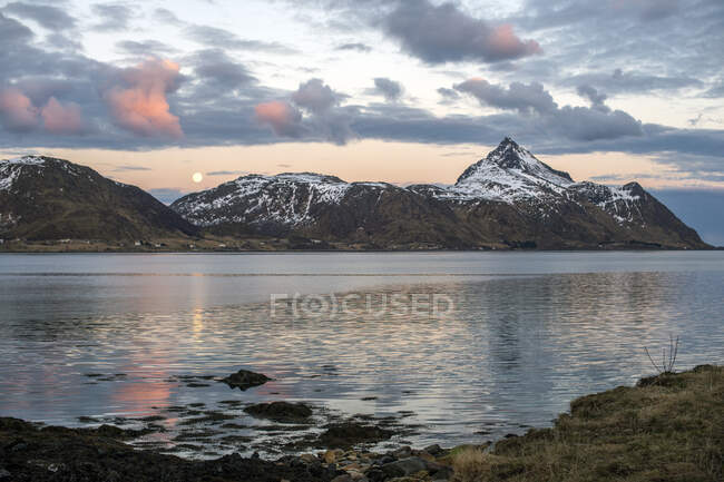 Гірський ландшафт на заході сонця, Лофотен, Нордланд, Норвегія. — стокове фото