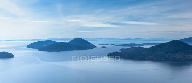 Vista hacia la isla de Vancouver desde Tunnel Bluffs, Squamish, British Columbia, Canadá - foto de stock