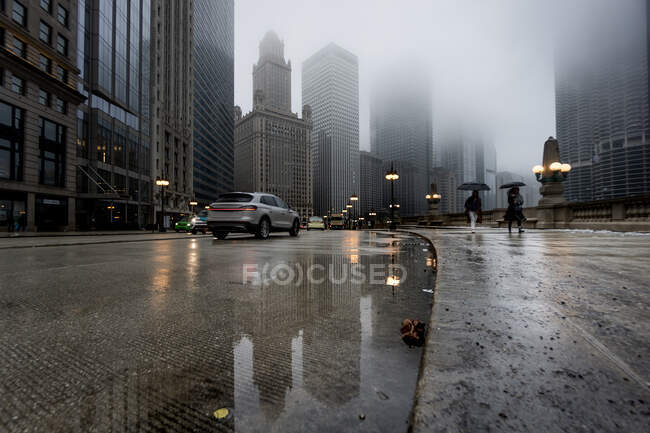 Люди, гуляющие по городу, Чикаго, штат Иллинойс, США — стоковое фото