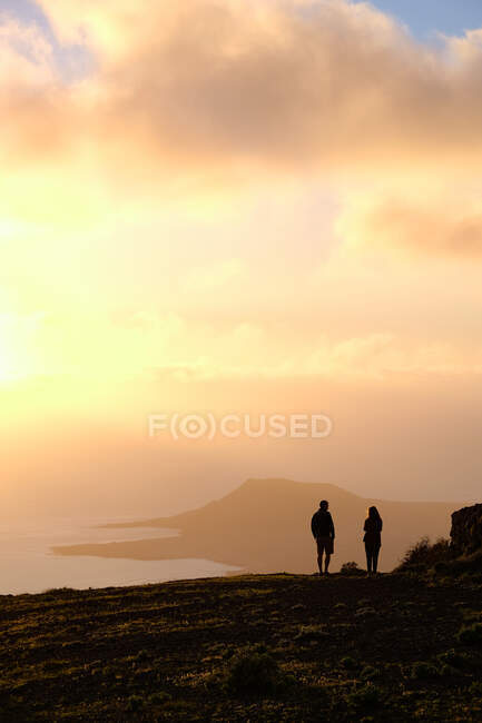 Silueta de una pareja al atardecer, Lanzarote, Islas Canarias, España - foto de stock