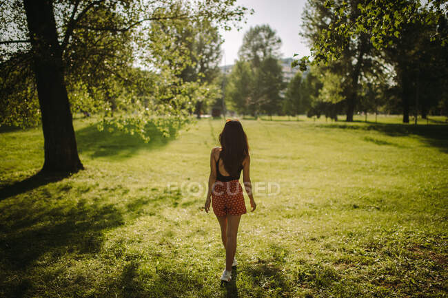Menina caminhando no parque em um dia de verão, Sérvia — Fotografia de Stock