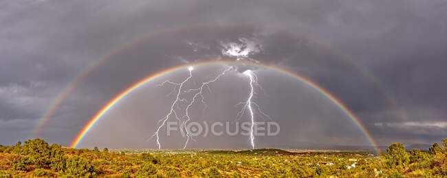 Double Rainbow and Lightning Storm si avvicina a Chino Valley, Arizona, Stati Uniti — Foto stock