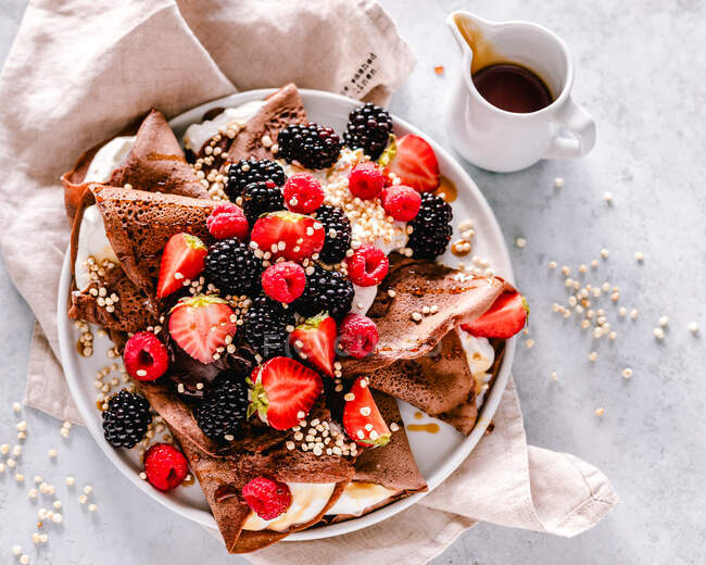 Шоколадные блинчики с йогуртом и смешанными летними ягодами — стоковое фото
