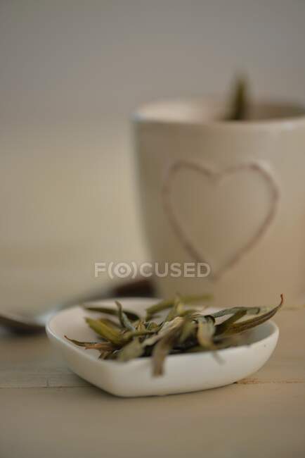 Primer plano de una taza de té de espino cerval de mar - foto de stock
