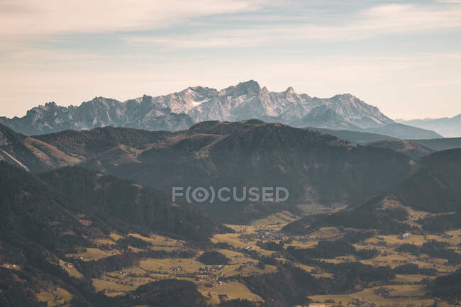 Vallée de montagne et montagnes de Dachstein dans les Alpes autrichiennes, Salzbourg, Autriche — Photo de stock