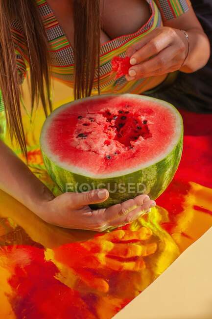 Close-up de uma mulher comendo melancia — Fotografia de Stock
