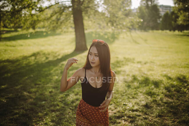 Porträt einer Frau an einem Sommertag im Park, Serbien — Stockfoto