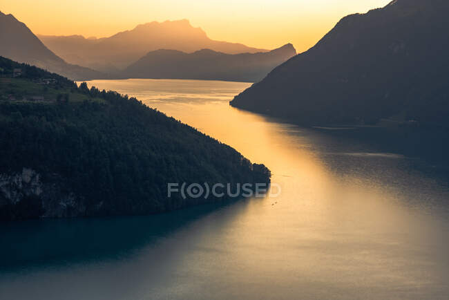 Vista aérea de un lago alpino al atardecer, Morschach, Schwyz, Suiza - foto de stock