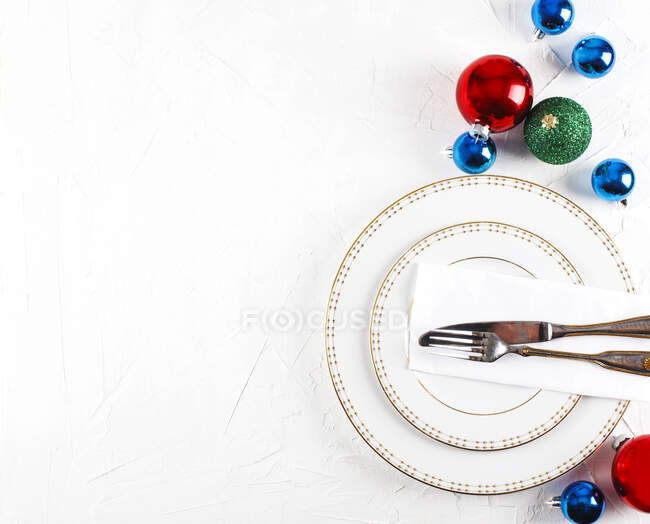 Place setting with Christmas baubles — Stock Photo