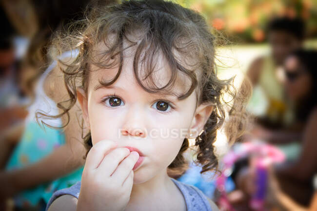 Retrato de uma menina comendo pipocas — Fotografia de Stock