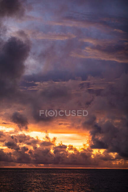 Pôr do sol sobre o oceano, Maldivas — Fotografia de Stock
