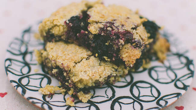 Close-up of a slice of blueberry crumble cake on a plate — Stock Photo