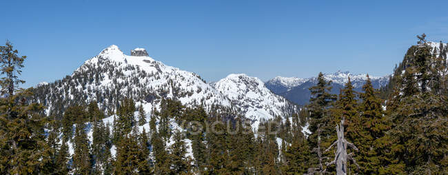Crown Mountain and the Camel peak, North Vancouver, Британская Колумбия, Канада — стоковое фото