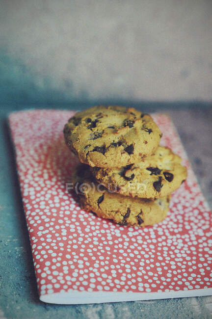 Chocolate chip cookies on polka dot napkin — Stock Photo