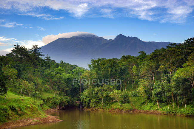 Озеро Тетебату и гора Ринджани, Западная Нуса Тенггара, Индонезия — стоковое фото