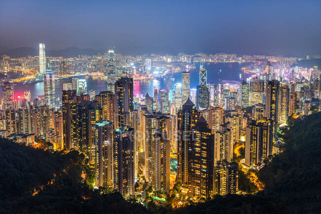 Вигляд міста з вершини Вікторія вночі в Гонконзі (Китай). — стокове фото
