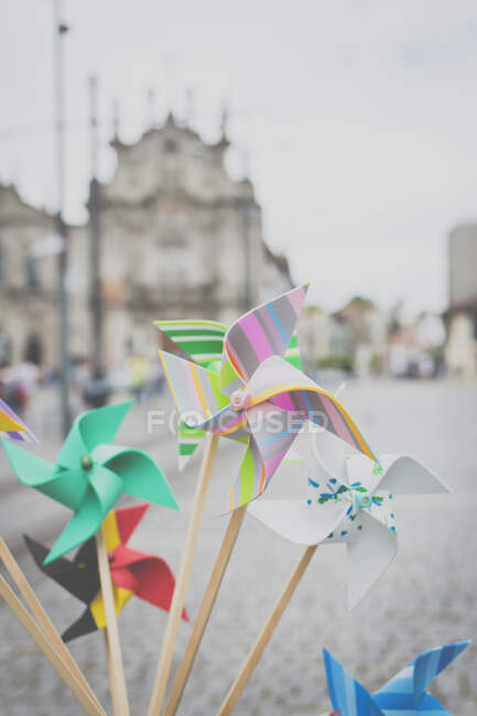 Pinwheels en frente de la Iglesia del Carmo, Oporto, Portugal - foto de stock