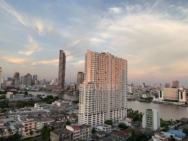 Paysage urbain et rivière Chao Phraya au coucher du soleil, Bangkok, Thaïlande — Photo de stock
