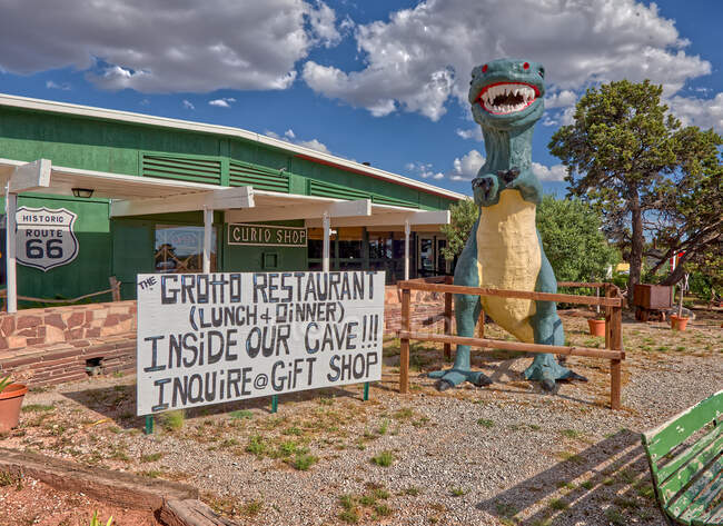 Entrance to the Grand Canyon Caverns Tour Facility, Arizona, United States — Stock Photo