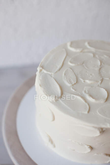 Close-up de um bolo decorado com cobertura de creme de manteiga — Fotografia de Stock