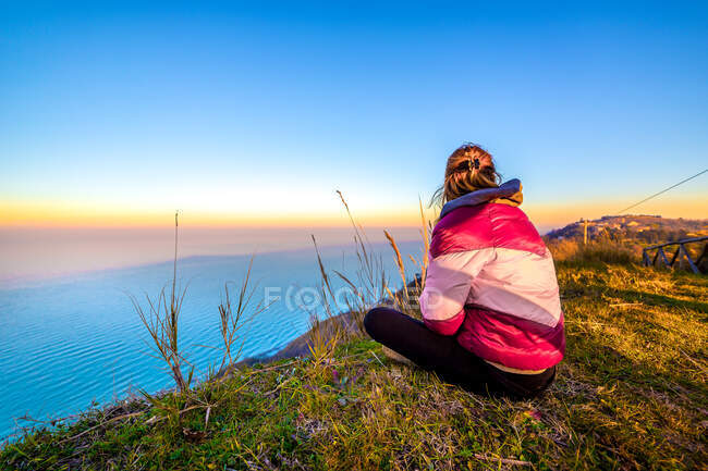 Frau auf einer Klippe mit Blick aufs Meer, Gabicce Monte, Pesaro und Urbino, Italien — Stockfoto
