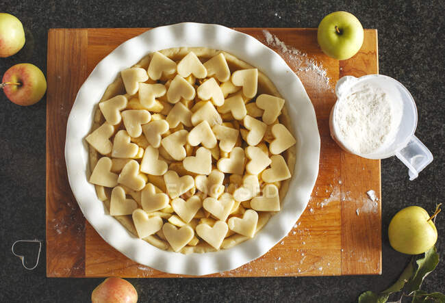 Blick von oben auf einen rohen Apfelkuchen, der in den Ofen kommt — Stockfoto