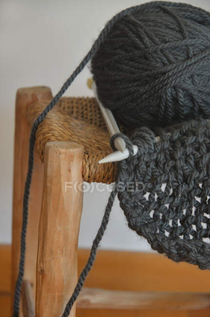 Primo piano di lavorare a maglia su uno sgabello — Foto stock