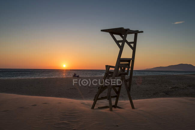 Silhouette di una torre di bagnino, Los Lances Beach, Tarifa, Cadice, Andalusia, Spagna — Foto stock