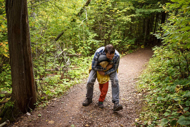 Pai e filho brincando na floresta, Estados Unidos — Fotografia de Stock