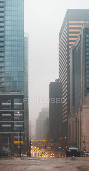 City street on a foggy evening, Chicago, Illinois, États-Unis — Photo de stock